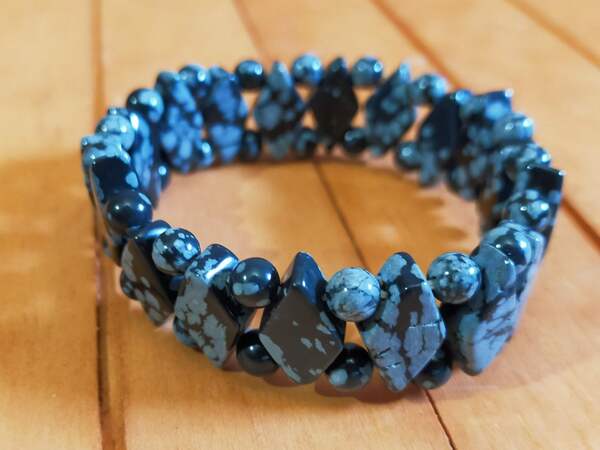 pulsera elástica obsidiana nebada con formas geometricas rombos y bolas