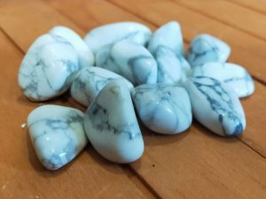 cantos rodados howlita