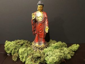 Buda de pie en loto protección 24x10cm