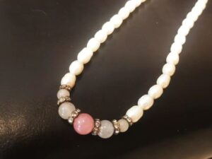 collar de perlas rosa , cuarzo rosa y circonitas