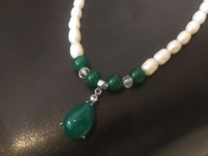 Collar perlasde rio y colgante deaventurina verde colga2'5x1'5cm 45