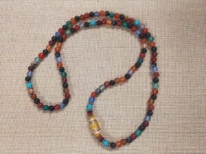 Japa Mala de minerales 108 cuentas con mantra Om Mani Padme Hum
