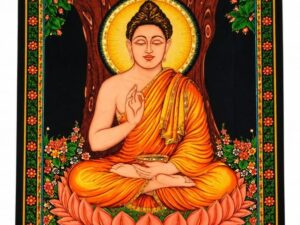 Tapiz decorativo de Buda meditando sobre una flor de loto, bajo el árbol Bodhi, con túnica naranja y detalles florales.