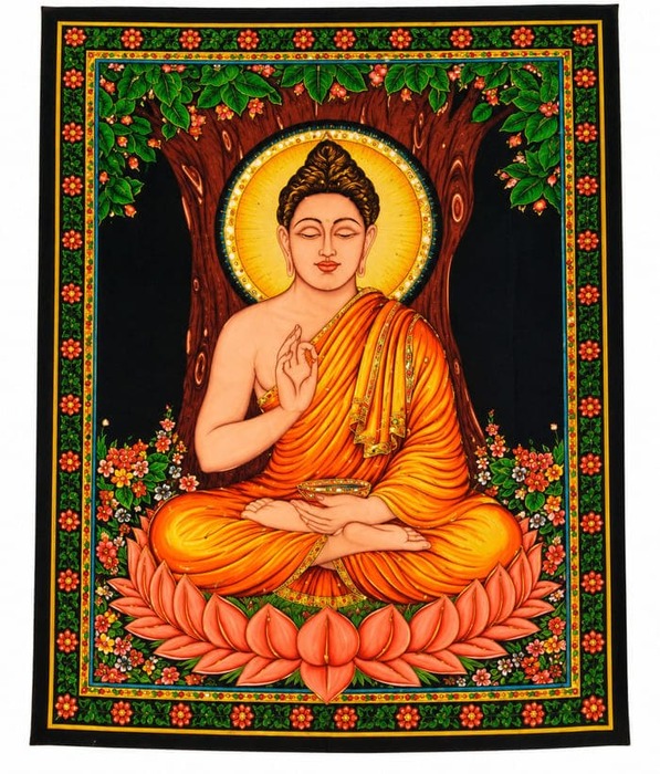 Tapiz decorativo de Buda meditando sobre una flor de loto, bajo el árbol Bodhi, con túnica naranja y detalles florales.