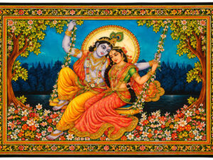 Tapiz hindú de Radha y Krishna sentados juntos en un columpio floral, rodeados de árboles, flores y adornos dorados.