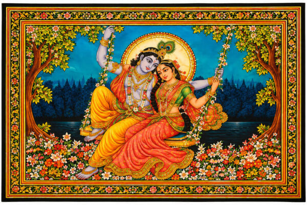 Tapiz hindú de Radha y Krishna sentados juntos en un columpio floral, rodeados de árboles, flores y adornos dorados.